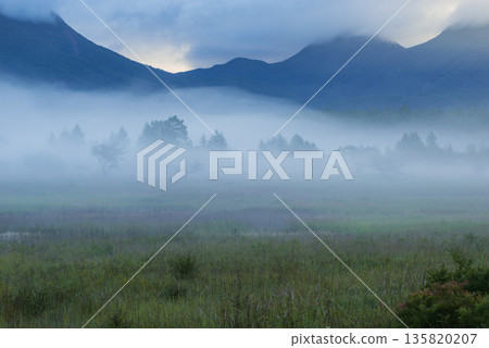 晨霧與雲海和山脈 晨霧與雲海和山脈 135820207