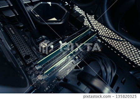桌上型電腦內部的技術 桌上型電腦內部的技術 135820325