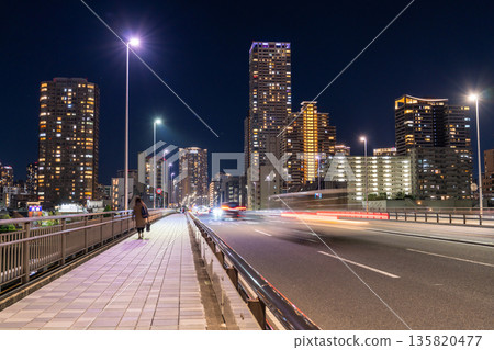 《東京》築田大橋 《東京》築田大橋及塔樓公寓夜景 《東京》築田大橋及塔樓公寓夜景 135820477