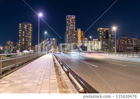 《東京》築田大橋 《東京》築田大橋及塔樓公寓夜景 《東京》築田大橋及塔樓公寓夜景 135820478