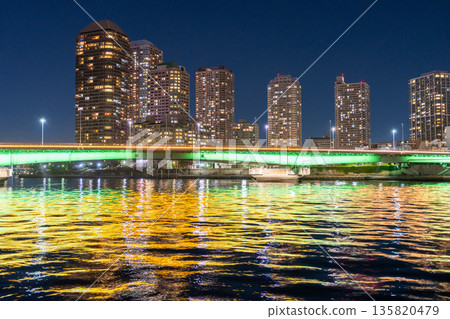 《東京》築田大橋 《東京》築田大橋及塔樓公寓夜景 《東京》築田大橋及塔樓公寓夜景 135820479