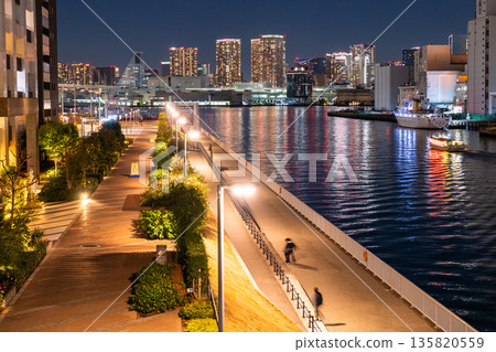 東京灣地區塔樓大廈的“東京”夜景 東京灣地區塔樓大廈的“東京”夜景 135820559