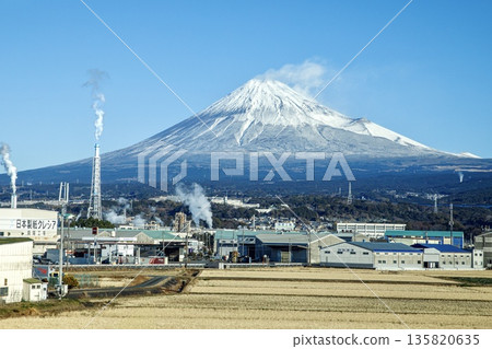 從東海道新幹線列車內看到的冬季富士山和造紙廠景色 135820635