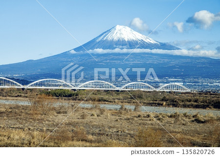 從東海道新幹線列車內看到的冬季富士山和富士河水管橋景色 從東海道新幹線列車內看到的冬季富士山和富士河水管橋景色 135820726