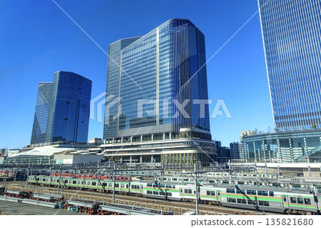 從東海道新幹線列車內眺望高輪門戶城市建築群 135821680