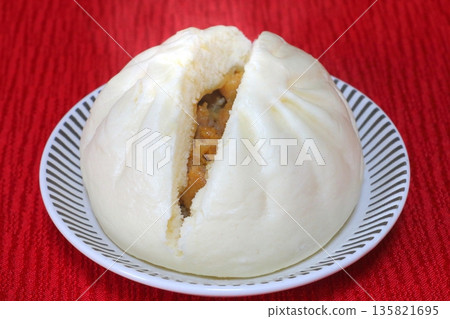 Hot steamed meat buns (chuka buns) 135821695
