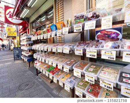 神奈川縣橫濱中華街一家雜貨店裡陳列的中國食材 135821738