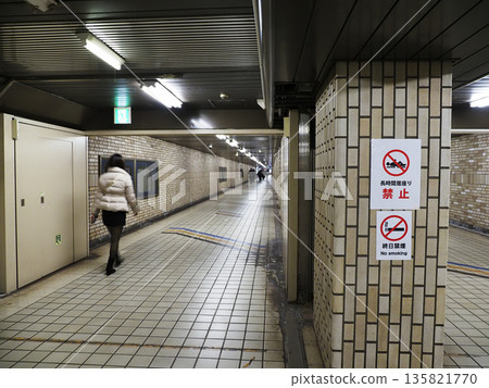 禁止長時間停留的地下通道 135821770