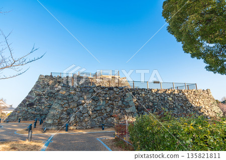 從南面眺望大和郡山城的天守閣 135821811