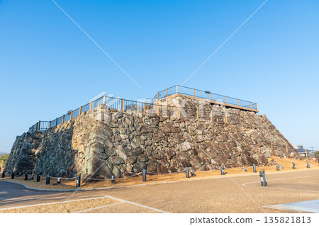 View of Yamatokoriyama Castle's castle tower base from the southeast View of Yamatokoriyama Castle's castle tower base from the southeast 135821813