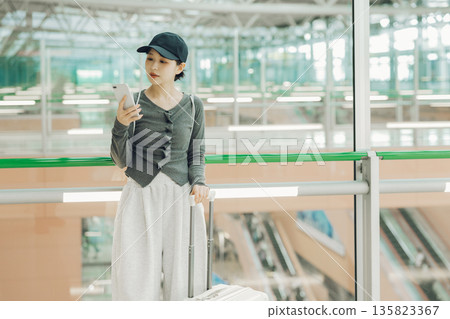 A woman leaving the airport for a trip (Photo courtesy of Kansai International Airport (KIX)) 135823367