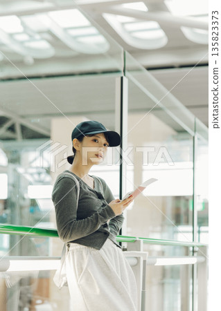 A woman leaving the airport for a trip (Photo courtesy of Kansai International Airport (KIX)) 135823373