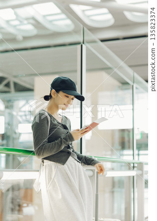 A woman leaving the airport for a trip (Photo courtesy of Kansai International Airport (KIX)) 135823374