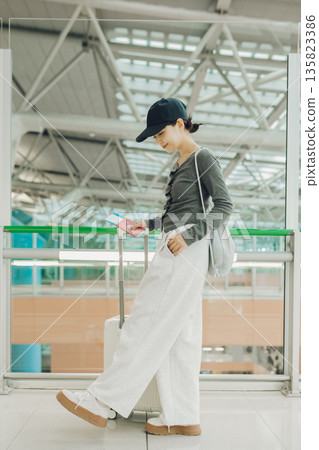 一位女士離開機場準備出發（照片由關西國際機場（KIX）提供） 135823386
