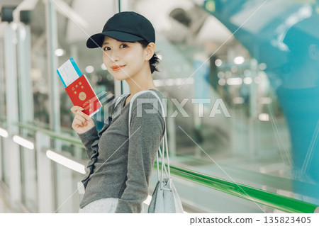 A woman leaving the airport for a trip (Photo courtesy of Kansai International Airport (KIX)) A woman leaving the airport for a trip (Photo courtesy of Kansai International Airport (KIX)) 135823405
