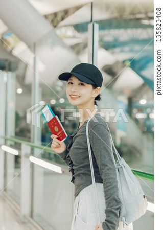 A woman leaving the airport for a trip (Photo courtesy of Kansai International Airport (KIX)) 135823408