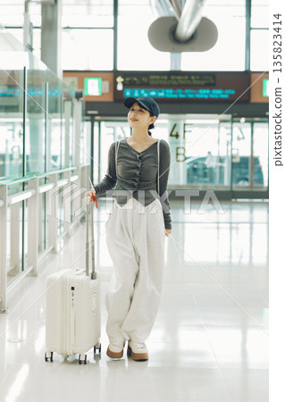 一位女士離開機場準備出發(照片由關西國際機場(KIX)提供) 一位女士離開機場準備出發(照片由關西國際機場(KIX)提供) 135823414
