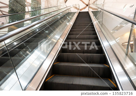 購物商場 手扶梯 自動扶梯 escalator エスカレーター 135823716