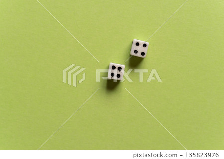 兩個骰子 135823976