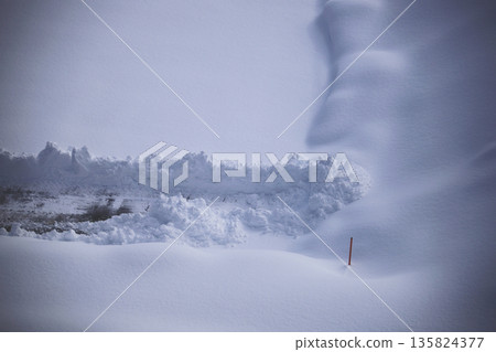 除雪車在積雪覆蓋的停車場留下車轍 除雪車在積雪覆蓋的停車場留下車轍 135824377
