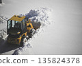 除雪車正在清理積雪覆蓋的停車場 135824378