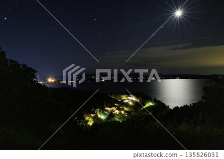 夜晚從拜倫灣的高處眺望星空和大海 夜晚從拜倫灣的高處眺望星空和大海 135826031