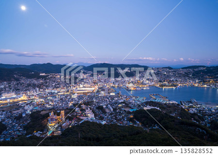從稻佐山展望台眺望長崎夜景 135828552