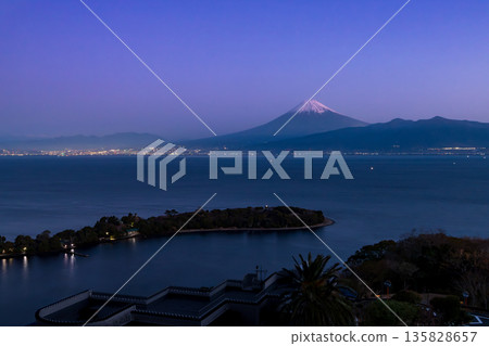 從西水縣大瀨崎眺望富士山,黎明時分的景色令人心曠神怡。 從西水縣大瀨崎眺望富士山,黎明時分的景色令人心曠神怡。 135828657