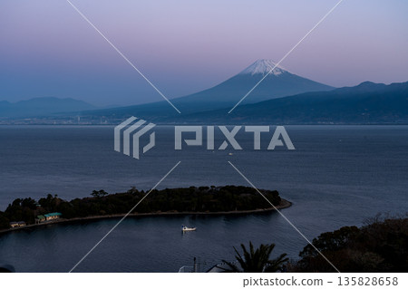 從西水縣大瀨崎眺望富士山，黎明時分的景色令人心曠神怡。 135828658