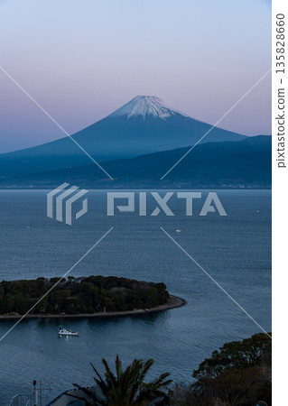 從西水縣大瀨崎眺望富士山，黎明時分的景色令人心曠神怡。 135828660