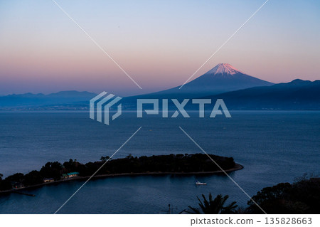 從西水縣大瀨崎眺望富士山，黎明時分的景色令人心曠神怡。 135828663