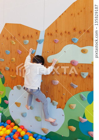 男孩在玩抱石 135829187