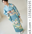 一件色彩鮮豔、優雅的淺藍色日式服裝[女式和服] 135829195