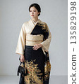一款精緻的日式成人服裝，黑色底色上飾有金色點綴 [女士和服] 135829198