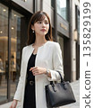 時尚幹練的職業婦女 | 城市景觀 [職業婦女] 135829199