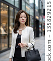 聰慧優雅的職業婦女 | 城市景觀 [職業婦女] 135829215