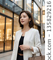 精明幹練的女強人 | 城市景觀 [職業婦女] 135829216
