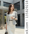 優雅幹練的女商人[職業婦女] 135829218