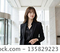 身穿時尚黑色套裝的女商人 [奢侈品] 135829223