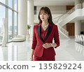 身穿高檔現代紅色套裝的女商人 [奢侈品] 135829224