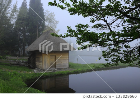 合掌造風格村莊中的茅草屋頂村莊 合掌造風格村莊中的茅草屋頂村莊 135829660
