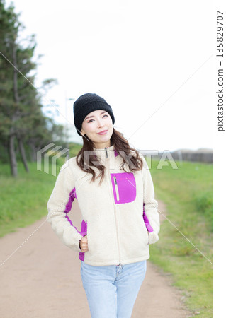 一位美麗的女子在城市公園散步 一位美麗的女子在城市公園散步 135829707