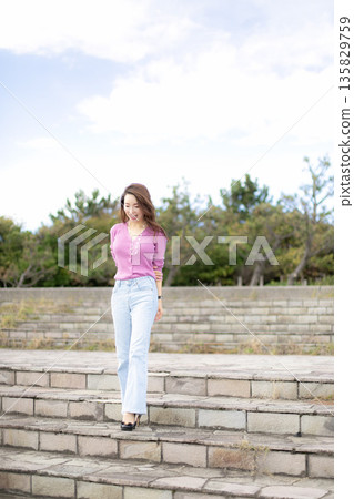 一位美麗的女子在城市公園散步 一位美麗的女子在城市公園散步 135829759