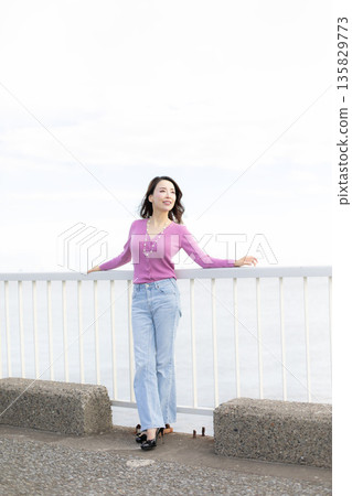 美麗的女子沿著海濱漫步 美麗的女子沿著海濱漫步 135829773