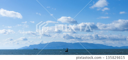 清晨，從兵庫縣赤穗市赤穗岬眺望小豆島。 135829815