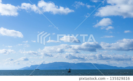 清晨,從兵庫縣赤穗市赤穗岬眺望小豆島。 清晨,從兵庫縣赤穗市赤穗岬眺望小豆島。 135829816