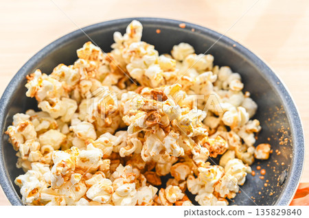 用蔗糖製作焦糖爆米花 135829840