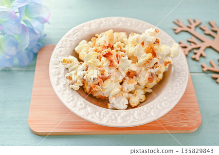 Caramel popcorn 135829843
