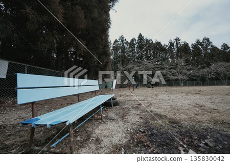 一張破損的長椅暴露在外，飽經風霜——這是無人問津的歲月的痕跡。 135830042