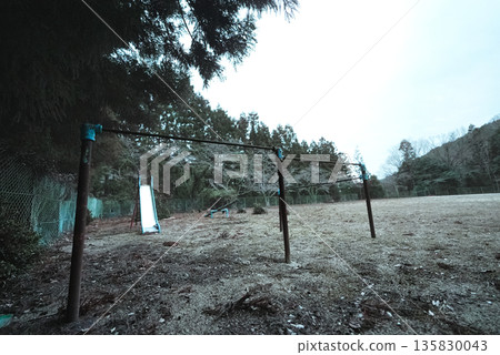 一根鏽跡斑斑、無人問津的鐵棍，玩樂的時光已然停止。 135830043